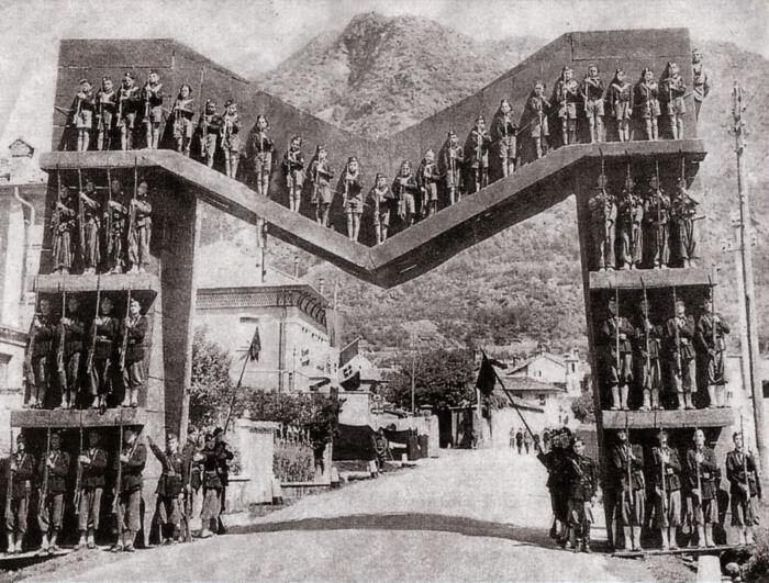 Trùm phát xít Italy Mussolini được chào đón long trọng, với chữ cái M khổng lồ được dựng phía trước một ngôi làng khi nhà lãnh đạo độc tài này đến thăm Piemonte năm 1928. Khoảnh khắc lịch sử đã trở thành một trong những tư liệu quý đối với thế hệ sau.