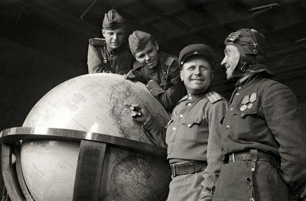 Những người lính Liên Xô đứng cạnh quả địa cầu khổng lồ của trùm phát xít Hitler năm 1945.