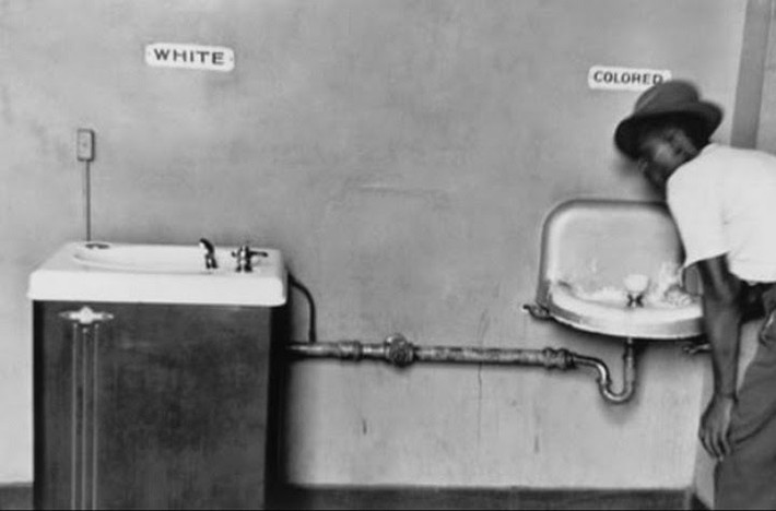 Hình ảnh thể hiện rõ nét nạn phân biệt chủng tộc ở North Carolina năm 1950. Theo đó, người ta viết rõ khu vực dành riêng cho người da trắng và người da màu để thể hiện sự phân biệt chủng tộc sâu sắc ở nước Mỹ.