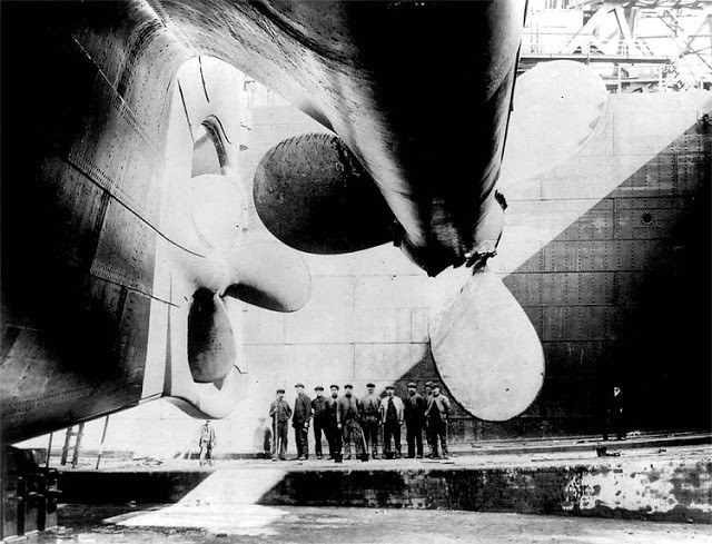 Các công nhân đứng bên cạnh tàu RMS Titanic khi nó ở xưởng đóng tàu tại Belfast, Bắc Ai-len.
