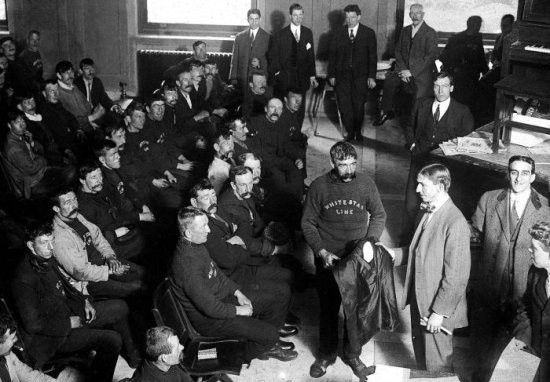 Những hành khách sống sót sau thảm họa chìm tàu Titanic được đưa tới thành phố New York.