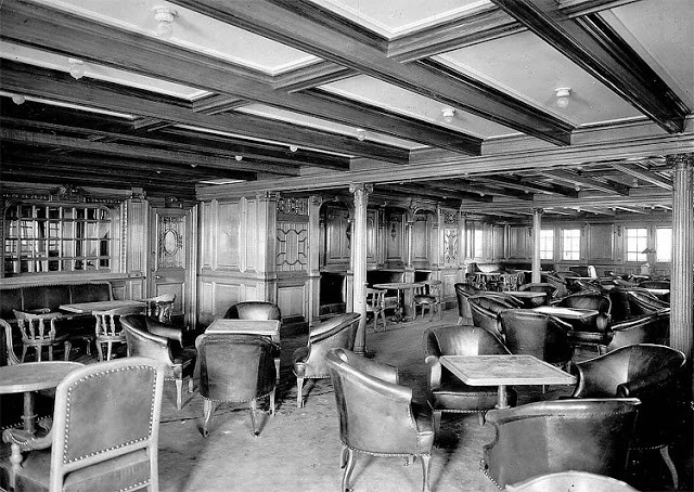 Vào ngày 11/4/1912, tàu Titanic rời cảng, bắt đầu chuyến hành trình đầu tiên và cũng là cuối cùng. Khi ấy, tàu chở 2.229 hành khách và thủy thủ đoàn. Tuy nhiên, khi mới di chuyển gần 2/3 quãng đường qua Đại Tây Dương, Titanic đâm vào một tảng băng trôi vào lúc 23h40 ngày 14/4. Đến khoảng 2h18 ngày 15/4, con tàu Titanic vỡ đôi và chìm xuống đáy biển, khiến 1.517 người thiệt mạng. Trong ảnh là nội thất bên trong tàu Titanic.