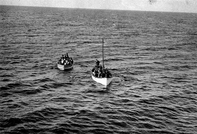 Những người may mắn thoát chết khi tàu Titanic chìm lênh đênh trên xuồng cứu sinh chuẩn bị tiếp cận tàu RMS Carpathia ngày 15/4/1912.