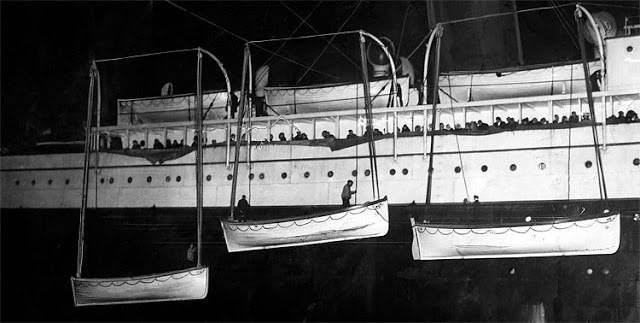 Những xuống cứu sinh chở những người gặp nạn trên tàu Titanic được tàu RMS Carpathia giải cứu.