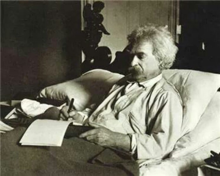 Cụ thể, vào năm 1909, nhà văn Mark Twain đã nói: "Tôi được sinh ra vào ngày sao chổi Halley xuất hiện năm 1835. Nó sẽ đến 1 lần nữa vào năm tới và tôi mong đợi được đi chơi với nó. Sự thất vọng lớn nhất của cuộc đời tôi là không được đi cùng sao chổi Halley". Quả thật, dự đoán của Mark Twain đã chính xác khi ông qua đời 1 ngày sau khi sao chổi Halley quét qua trái đất vào năm 1910.
