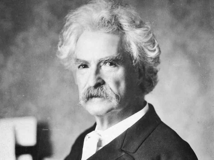 2. Dự đoán của Mark Twain. Là nhà văn nổi tiếng Mỹ, Mark Twain còn được nhiều người biết đến bởi khả năng tiên tri chuẩn xác. Giống như Edward Cayce, nhà văn Mark Twain đã tiên tri cực chính xác về cái chết của mình.
