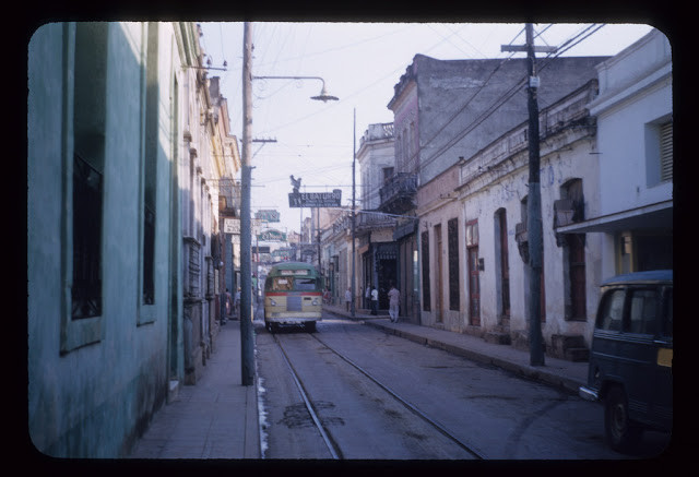 Đường phố ở Santiago de Cuba - thành phố lớn thứ 2 ở Cuba - với hệ thống điện được bố trí dọc 2 bên đường đi.