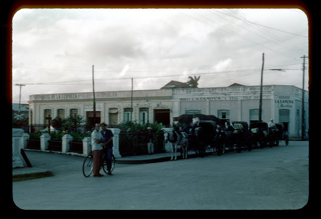 Những chiếc xe ngựa chở khách đỗ bên đường tại khu vực cửa hàng Casanova ở Sagua La Grande, Cuba.