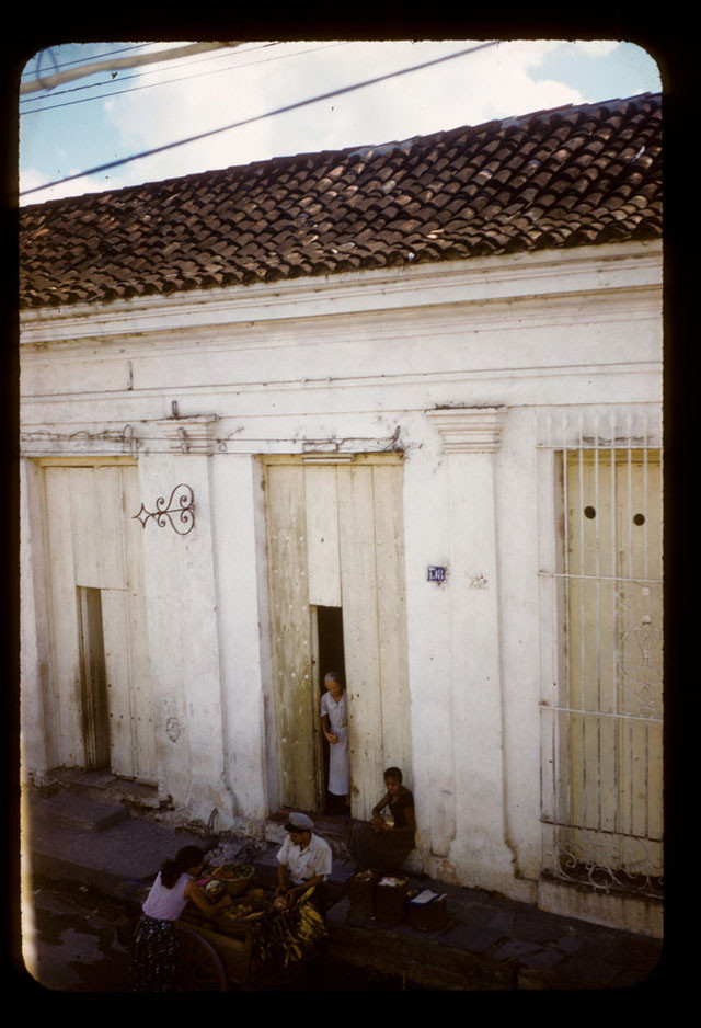 Người bán hàng ven đường bày bán nhiều loại rau củ quả. Ảnh chụp tại ở Sagua La Grande, Cuba những năm 1950.