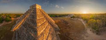 Những cư dân Maya ở bán đảo Yucatan khi đến một nơi từng có người ở trước đó thì sẽ không phá hủy công trình cũ. Họ sẽ xây một kim tự tháp mới bao trọn công trình cũ. Do đó, El Castillo có kim tự tháp nhỏ hơn bên trong.
