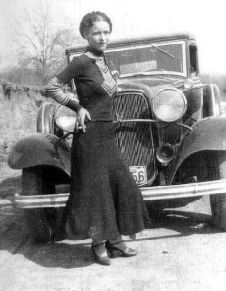 Bonnie và Clyde tái hợp, chung sống cùng nhau và thực hiện hàng loạt phi vụ cướp của, giết người. Sau khi cùng nhau gây ra vài vụ cướp, Bonnie bị cảnh sát bắt và phải ngồi tù 2 tháng. Ả được thả tự do vào giữa năm 1932.