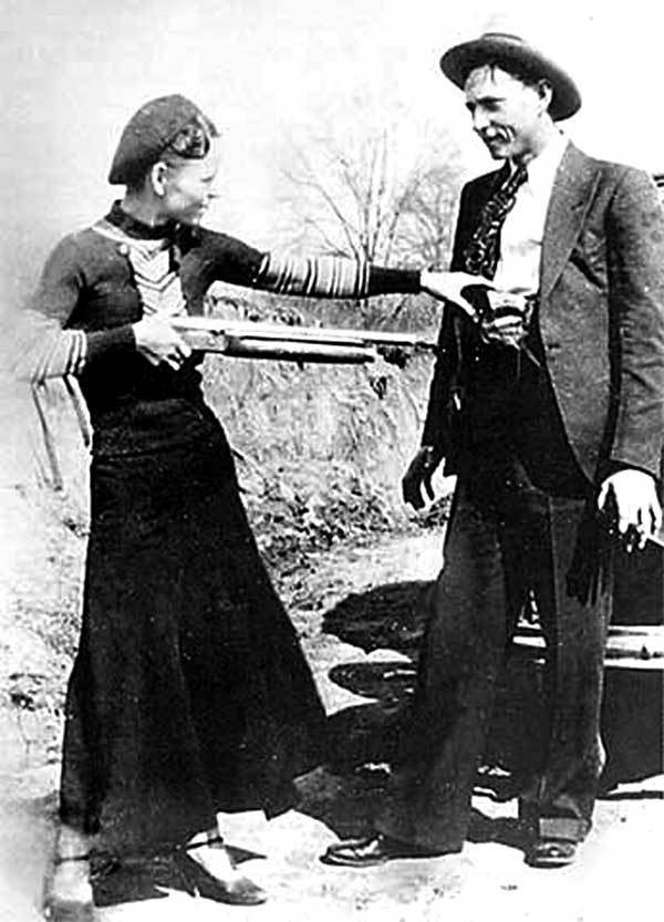 Bonnie và Clyde đem lòng yêu nhau. Sau khi quen nhau, Clyde phải vào tù vì tội ăn cướp. Bonnie thường xuyên tới nhà tù thăm người tình. Vào một hôm, ả lén mang một khẩu súng vào trong tù để giúp Clyde vượt ngục.