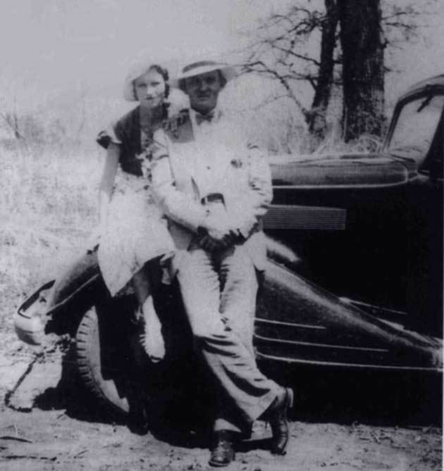 Theo hồ sơ của cảnh sát, cặp đôi Bonnie và Clyde cùng đồng bọn đã giết hại 13 người (bao gồm 9 cảnh sát). Với những tội ác đã gây ra, chúng trở thành những tên tội phạm nguy hiểm bị cảnh sát và FBI truy lùng gắt gao.