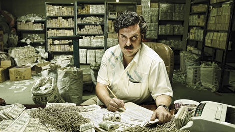 Trong thời kỳ đỉnh cao quyền lực, Escobar kiếm được 70 triệu USD mỗi ngày. Băng đảng Medellin Cartel phải bỏ ra hơn 1.000 USD mỗi tuần mua dây chun buộc tiền để cất trong nhà kho. Trong quá trình cất giữ, 10% số tiền bị mất mỗi năm do chuột gặm.