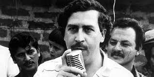 Ban đầu, băng đảng Medellin Cartel của Escobar giấu cocaine trong lốp máy bay để tuồn vào Mỹ. Với mỗi chuyến trót lọt, chúng thu về khoản lợi nhuận lên tới 500.000 USD.