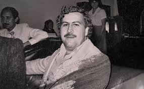 Băng đảng Medellin Cartel của Escobar cung cấp 80% lượng ma tuý cho toàn thế giới và buôn lậu 15 tấn vào Mỹ mỗi ngày. Để vận chuyển cocaine với số lượng lớn, gã sử dụng máy bay thương mại, thậm chí mua tàu ngầm cỡ nhỏ để "vươn vòi bạch tuộc" sang Mexico, Puerto Rico, thậm chí là châu Á.