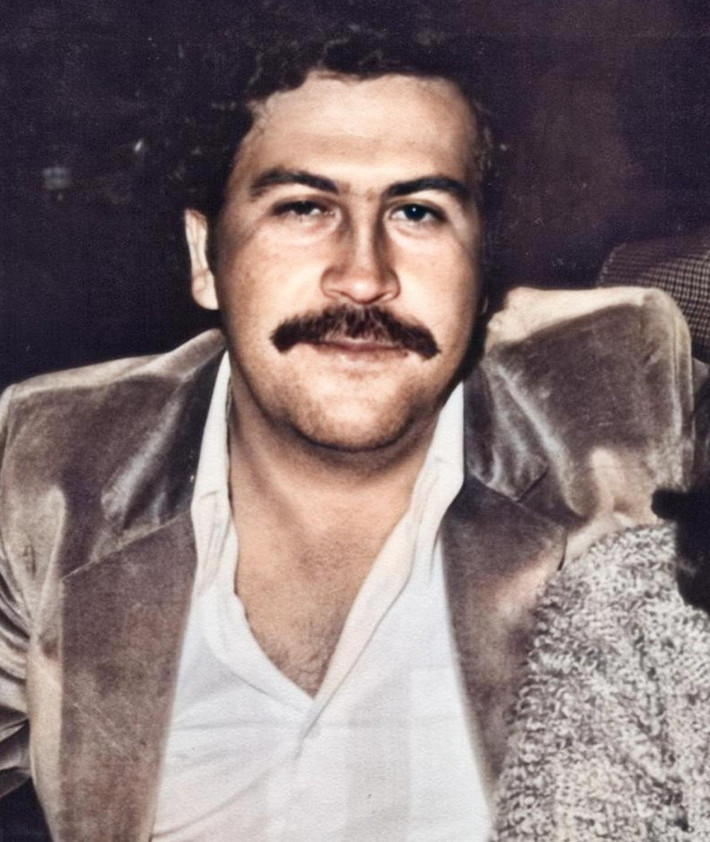 Escobar lập nên băng đảng Medellin Cartel với hàng trăm thành viên. Chúng mua nguyên liệu từ Bolivia và Peru rồi điều chế thành cocaine tại Columbia.