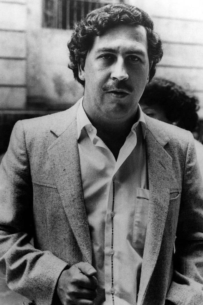 Đến tháng 5/1976, Escobar cùng một số đàn em bị bắt quả tang với 17 kg cocaine khi vừa trở về từ Ecuador. Khi ấy, gã cố hối lộ thẩm phán để thoát tội nhưng không thành công. Sau đó, "ông hoàng cocaine" ra lệnh cho đàn em giết hại hai cảnh sát tham gia vụ bắt giữ. Nhờ đó, hoạt động điều tra chấm dứt và Escobar tiếp tục mở rộng hoạt động.