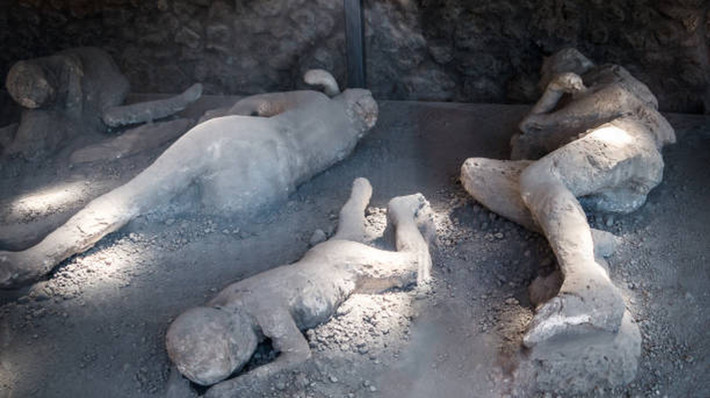 Thêm nữa, các chuyên gia kiểm tra thi hài nạn nhân ở Pompeii và Herculaneum có sự khác biệt lớn. Trong đó, nhiều người dân ở Pompeii tử vong trong tư thế co gập, được gọi là pugilistic attitude.