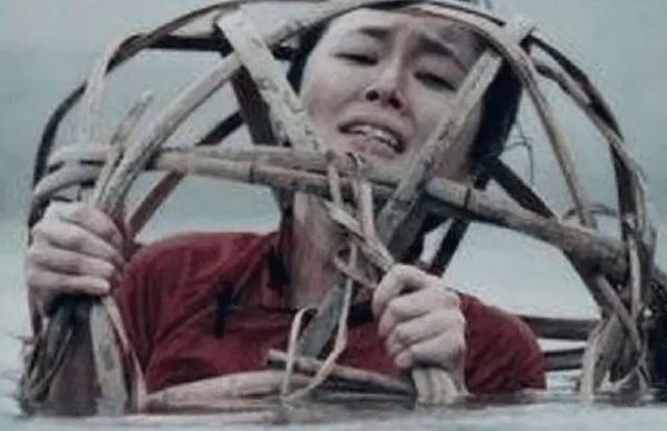 Giống như tên gọi, nữ phạm nhân sẽ bị trói chặt chân tay rồi nhốt vào trong chiếc lồng heo có kích thước tương đương với chiều cao của con người.