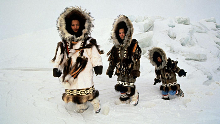 Đối với người Eskimo, "cho thuê vợ" là một việc bình thường. Tập tục này được hiểu là khi đi săn bắn, người đàn ông được phép "thuê" vợ của một ai đó trong bộ tộc theo thỏa thuận trước đó.