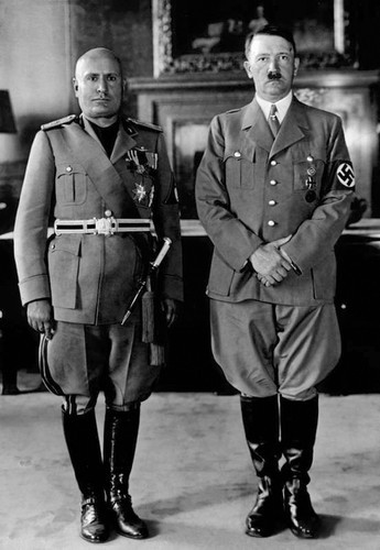 Trùm phát xít Mussolini sau đó củng cố quyền lực, cố gắng kiểm soát cả Quốc vương và Giáo hoàng. Năm 1928, y trở thành nhà độc tài ở Italy và điên cuồng lao vào các cuộc chiến tranh nhằm xây dựng hình ảnh là nhà lãnh đạo mạnh mẽ.