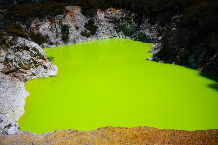 Các chuyên gia cảnh báo nước ở "Devil's Bath" có tính axit cao nên có thể làm bong tróc da nếu tiếp xúc.
