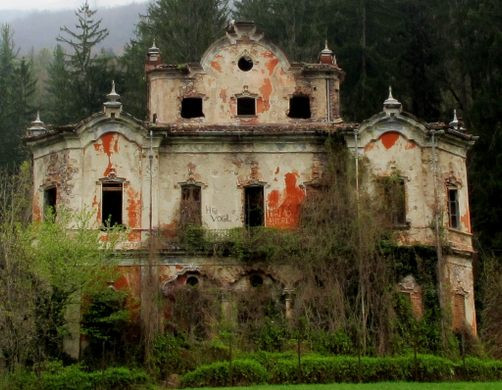 Villa De Vecchi nằm trong khu rừng phía đông hồ Como được coi là "ngôi nhà ma ám" khét tiếng nhất ở Italy. Dinh thự được xây dựng vào giữa thế kỷ 19 và từng là nơi ở của bá tước Felix De Vecchi.