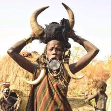 Bộ tộc Mursi và Surma ở Ethiopia được biết đến với một tập tục truyền thống được duy trì trong nhiều thế hệ. Đó là phụ nữ đeo đĩa môi càng to càng đẹp.
