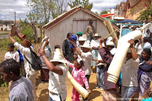 Đất nước Madagascar có một tập tục độc lạ là nhảy múa cùng người chết. Cụ thể, khi tổ chức nghi lễ Famadihana truyền thống, người dân sẽ khai quật thi thể người đã mất từ 5 - 7 năm một lần để tổ chức lễ kỷ niệm.