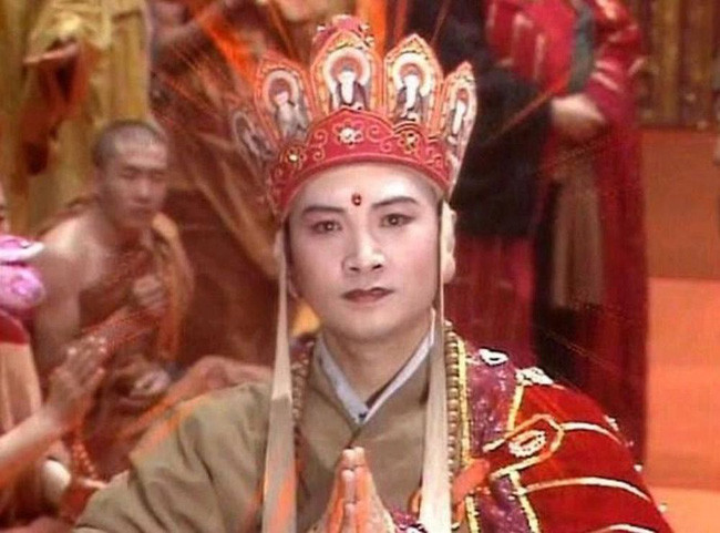 Theo Tôn Ngộ Không, Đường Tăng vốn là Kim Thiền Tử, đồ đệ thứ hai của Phật Tổ Như Lai. Do ngủ gục trong lúc Phật Tổ giảng kinh, khinh mạn Phật pháp và đánh rơi một hạt gạo nên Kim Thiền Tử bị đày xuống trần gian tu 10 kiếp và trải qua đủ 81 kiếp nạn mới được trở lại Linh Sơn.