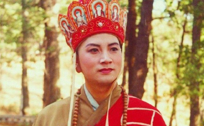Mỹ Hầu Vương giải thích nguyên nhân trực tiếp khiến Đường Tăng đột ngột lâm bệnh nặng là do tội bị nhân đôi. Vì không nghe Phật giảng pháp, ngồi ngủ gục, ngã nhào người, chân giẫm phải một hạt gạo nên khi Kim Thiền Tử xuống hạ giới phải bị bệnh trong 3 ngày.