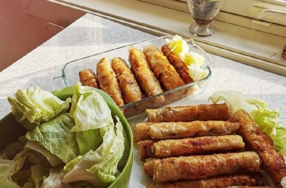 Tết đến Xuân về, trên mâm cỗ ngày Tết của người Việt Nam dù là Bắc hay Nam hầu như không thể thiếu được món nem rán. Đây được xem là món ăn truyền thống trong mâm cơm cúng tổ tiên vào những ngày lễ, Tết. (Ảnh minh họa)