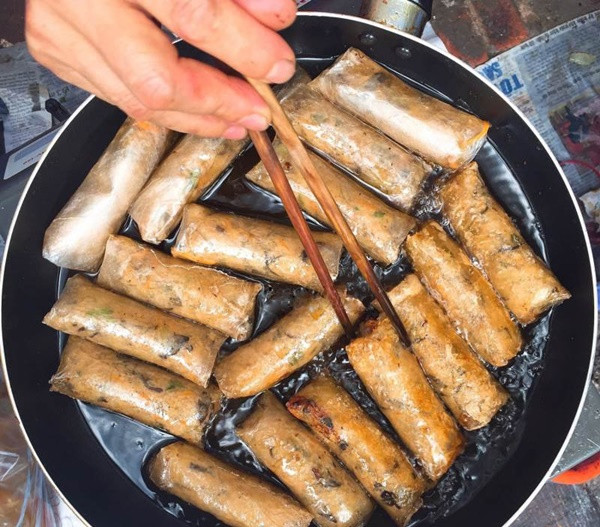 Thế nhưng, để làm được món nem rán chín đều, vàng ươm lại giòn rụm, không vỡ nát hay cháy thì không phải điều đơn giản. Cùng tìm hiểu một vài mẹo rán nem ngon để mâm cơm ngày Tết trọn vẹn nhé.
