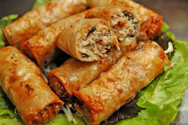 Khi gói nem bạn có thể cho thêm nước hàng và giấm vào tô nước nhúng bánh tráng, dùng xốp bông sạch nhúng rồi thoa đều như thế bánh giòn và vàng đều đẹp hơn. Ngoài ra, khi gói bạn nên cuộn một mép bánh tráng vào rồi mới đặt nhân lên và cuốn.