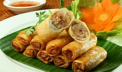 Có một bí quyết để rán nem giòn, dầu không bị cặn đen là cho mấy miếng gừng vào chảo khi dầu chưa sôi. Gừng giúp lọc dầu, đồng thời khiến nem thơm giòn hơn.