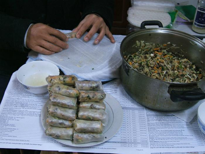 Lưu ý là tất cả các nguyên liệu trộn nem như miến, mộc nhĩ, nấm hương, hành tây, cà rốt... phải ráo nước khi được thái nhỏ, khi trộn nhân sẽ nhuyễn. Có một mẹo nữa là chỉ nên lấy lòng đỏ trứng để trộn, như vậy nhân sẽ dẻo và đỡ chảy nước hơn.
