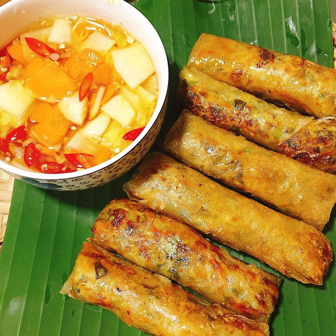 Lúc trộn nhân xong phải cuốn ngay và đem chiên luôn, bạn không được để lâu vì nguyên liệu sẽ bị ra nước nhiều hơn.