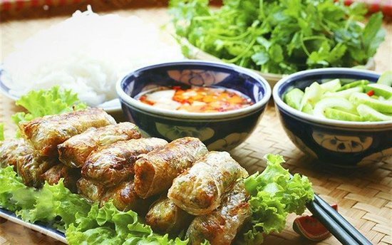 Nem cuốn xong nên rán ngay, tránh để sẽ ra nước, có thể vừa cuốn vừa rán. Lửa khi rán nem lúc đầu cho to vừa, sau khi nem đã se mặt thì nên để lửa nhỏ vừa để nem vừa chín nhân bên trong vừa vàng vỏ bên ngoài. Cũng có thể rán làm hai lần, một lần sơ và một lần rán chín thì sẽ giòn hơn.