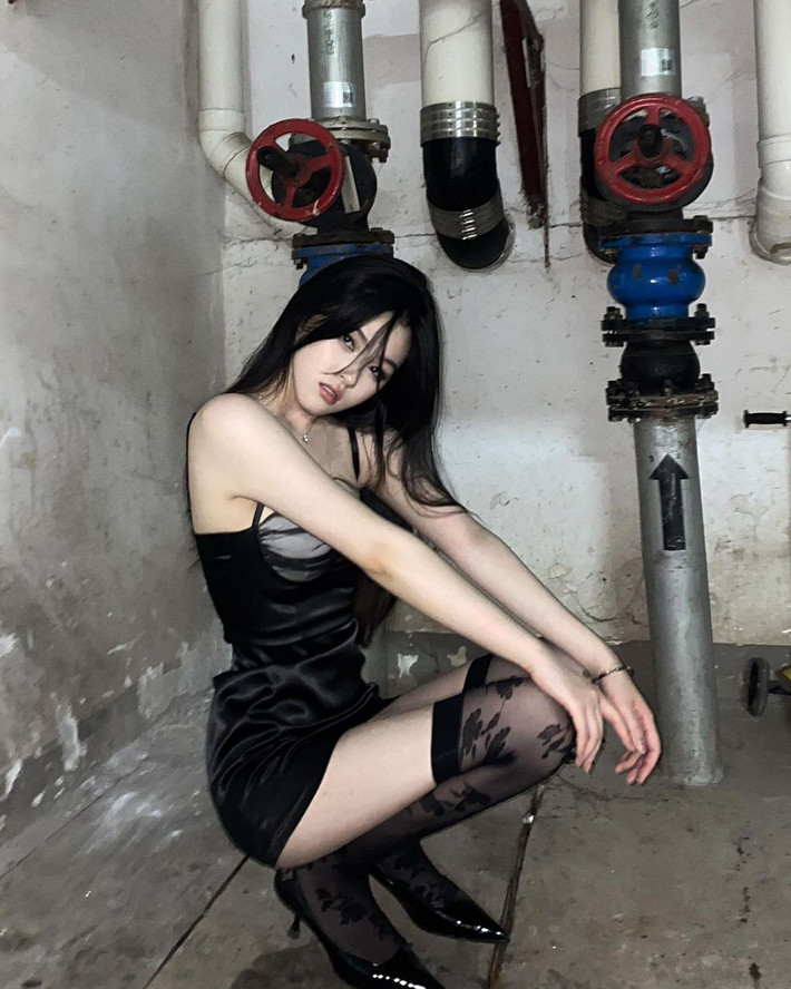Lúc lại gợi cảm, quyến rũ và bốc lửa trong những trang phục lụa pha ren lưới.