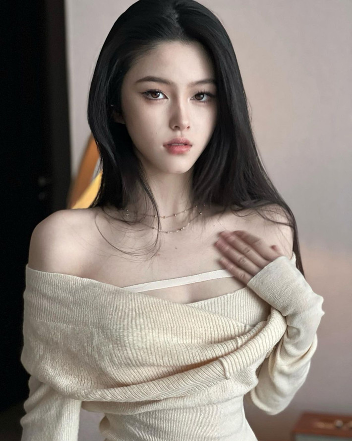 Mỹ nhân gợi cảm A Trạch, ở Hàng Châu, Chiết Giang, Trung Quốc, nổi tiếng với mỹ danh "hot girl vạn người mê".