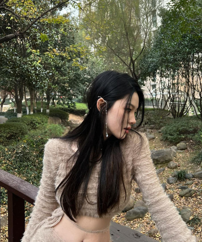 Thêm vào đó, gu thẩm mỹ của A Trạch cũng cực kỳ tốt, cô nàng thường xuyên tạo nên xu hướng thời trang.