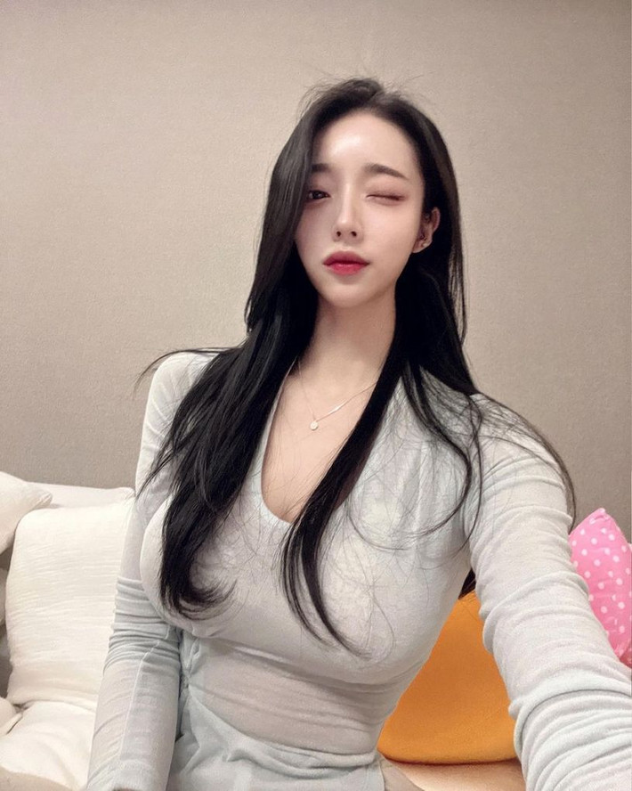 Fan hâm mộ của Yi Yeon thậm chí còn tiếc nuối hộ cô nàng, nói rằng cô có đầy đủ điều kiện và tiêu chuẩn để trở thành một người nổi tiếng hơn nếu lấn sân sang lĩnh vực nghệ thuật.