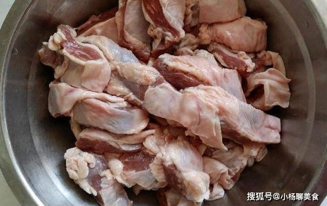 Do vậy, thường thì người mổ lợn, bán thịt lợn không bán mà giữ lại cho riêng mình. Theo họ, đây là miếng thịt thơm nhất, dù có người trả tiền cũng sẽ rất ít khi bán.
