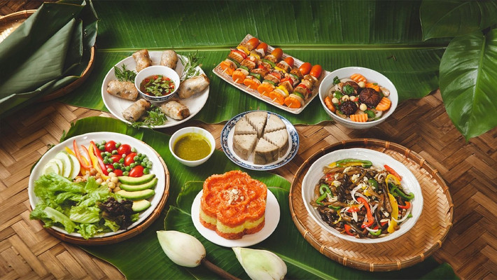 Người miền Trung, đặc biệt là Huế, cũng thích nấu những mâm cỗ chay đặc sắc, không thua kém gì cỗ mặn để cúng Tết.