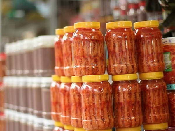 Người miền Trung chuộng sự cầu kỳ tỉ mỉ nên món ăn Tết được chăm chút kỹ lưỡng. Đặc biệt, mâm cỗ Huế không thể thiếu món tôm chua thịt phay, nem bò lụi, chả tôm, gỏi vả.