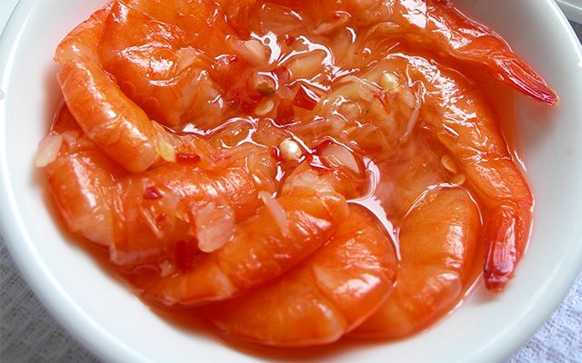 Theo người Huế, tôm chua là sự tổng hòa của sắc màu trắng của xôi, măng, riềng tỏi, màu đỏ của tôm, ớt... và đủ các vị: ngọt, béo, bùi, cay, chua, đắng... Đó còn là sự tổng hòa của âm và dương.
