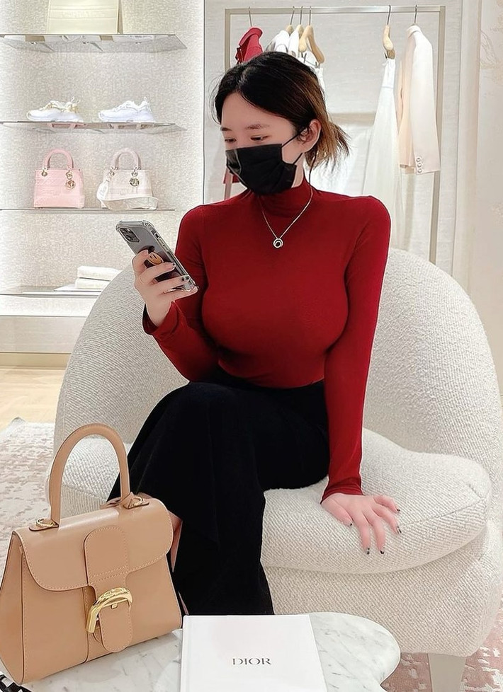 Không chỉ vậy, những tư thế chụp ảnh của Bitnara đều vô tình hoặc cố ý để lộ vòng một khủng của cô nàng.