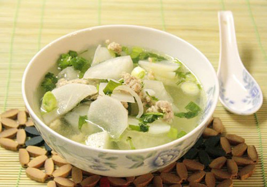 Củ cải trắng được xem là thực phẩm bổ dưỡng, có thể chế biến thành nhiều món khác nhau, thường thấy trong các mâm cỗ ngày Tết.