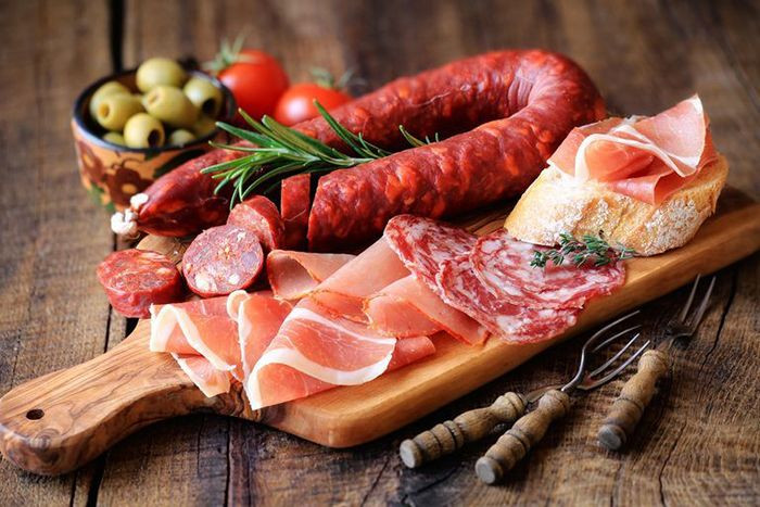 Khi sử dụng lò vi sóng để làm nóng các loại thịt chế biến như xúc xích hay đồ xông khói…các chất đó sẽ thúc đẩy quá trình oxy hóa cholesterol và gây nên nhiều bệnh tim mạch khi bạn ăn vào.